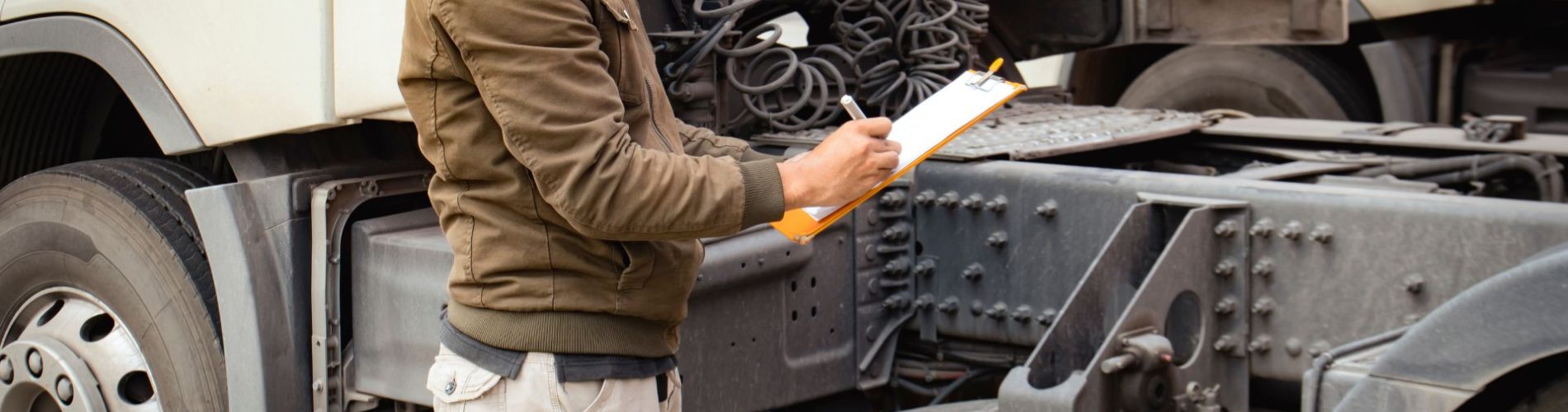 Entenda como trocar óleo do motor de caminhão da sua frota!