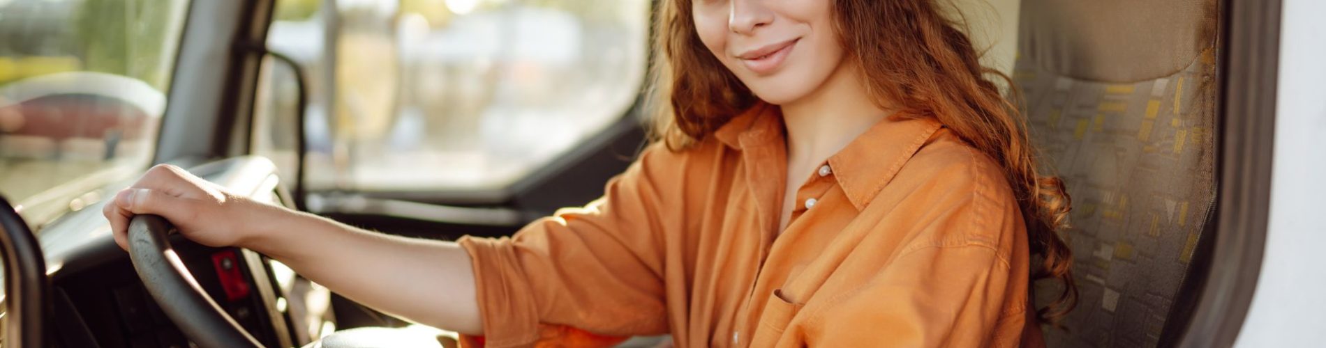 Entenda o impacto da maternidade e carreira no transporte e como empresas modernas usam a gestão de frotas para apoiar essas mulheres. Confira!