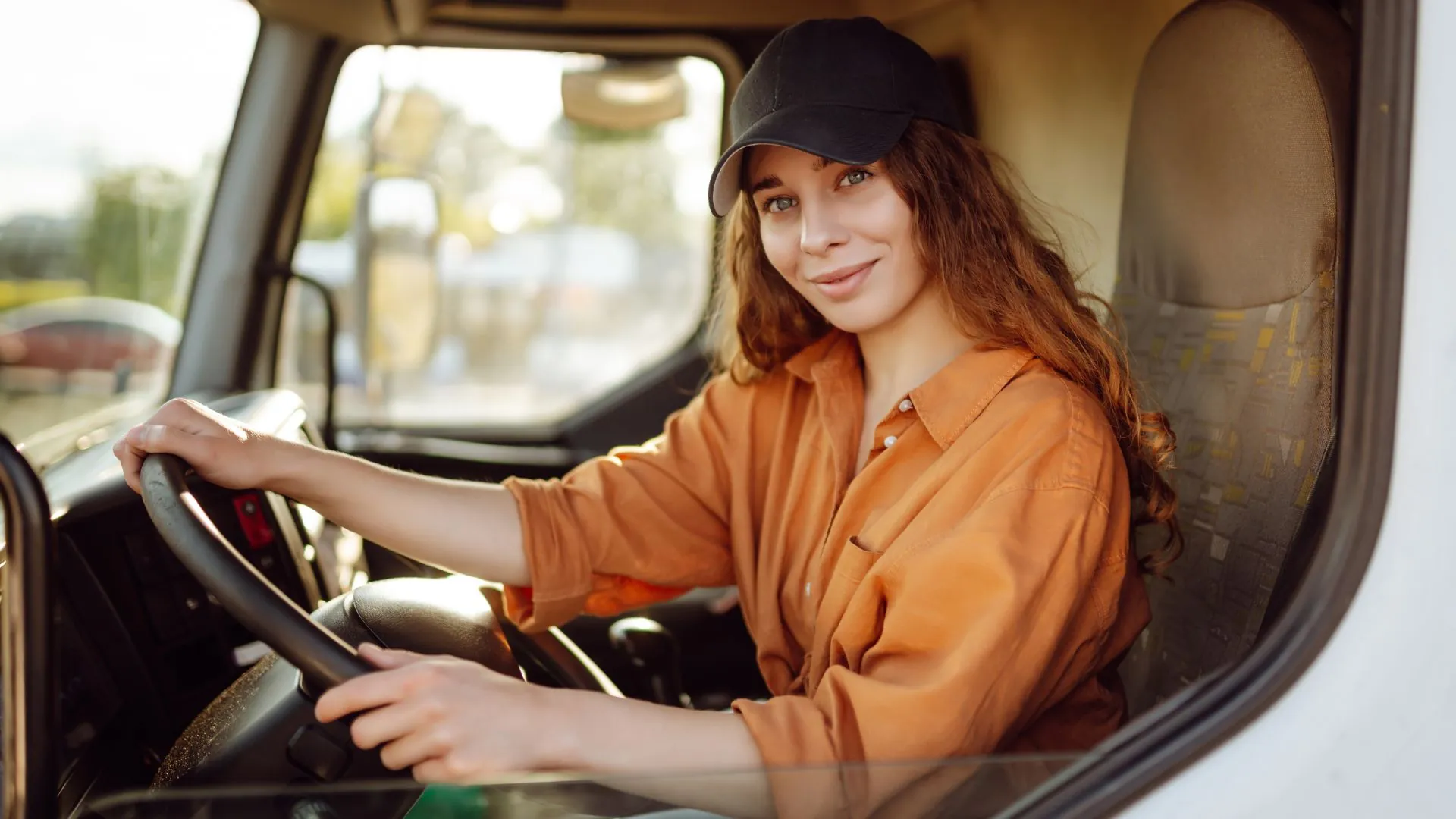Entenda o impacto da maternidade e carreira no transporte e como empresas modernas usam a gestão de frotas para apoiar essas mulheres. Confira!